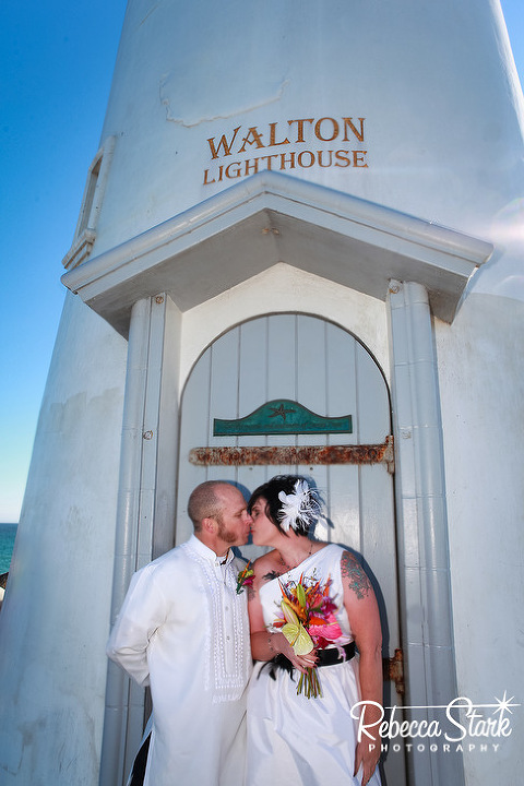 a kiss at Walton lighthouse